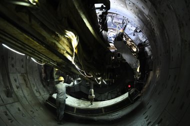 中鐵七局西安公司的建筑工人在太超微粉碎機原市軌道交通2號線緝虎營站施工現(xiàn)場作業(yè)